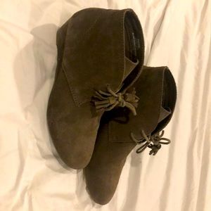 Brownish—grey booties!